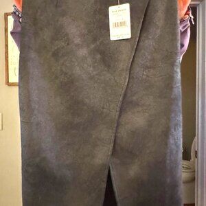FREE PEOPLE FAUX LEATHER SKIRT WITH DETAIL AND RAISED CENTER